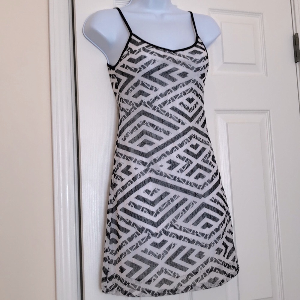 Black/White Form Fitting Dress (EUC)